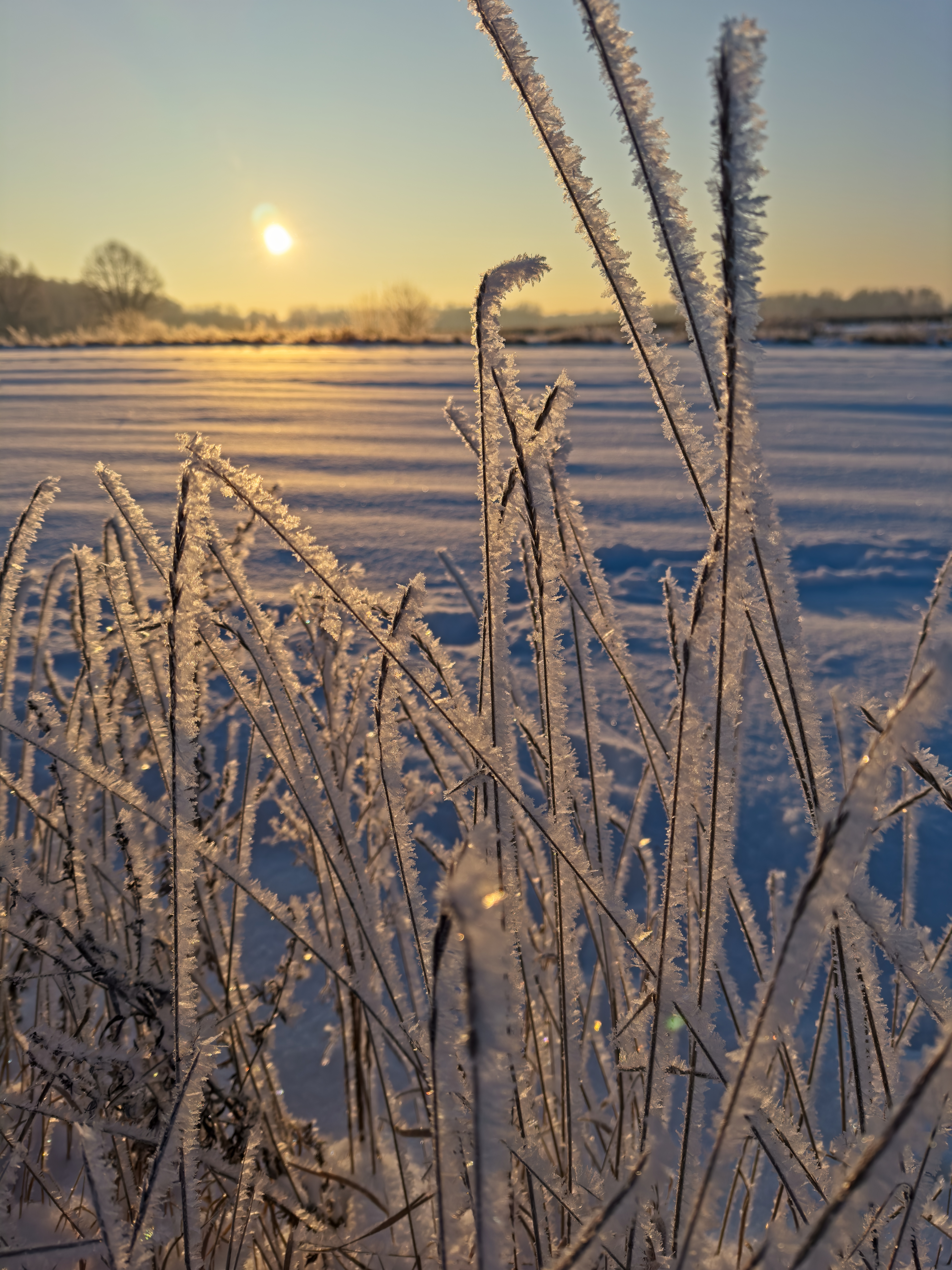 after sunrise with minus 13 °C measured near the ground, most probably the air above was already warmed up by the sun, leading to an upper fata morgana of the star