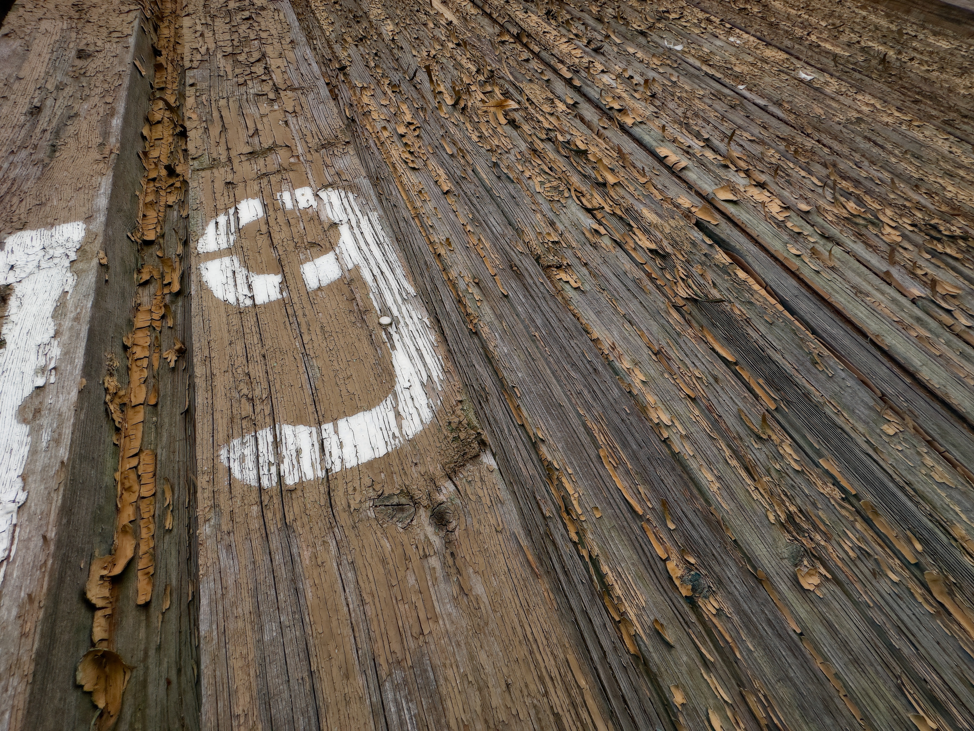 the beauty of aged paint on wooden facades, built in 1952 in Osiedle Przyjaźń, Bemowo, Warsaw (housings for Soviet workers of the “Pałac Kultury”)